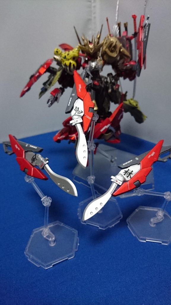 武器11~15 風林鬼火山クナイ
クナイ型のファンネルです。持って戦ったり、相手に飛ばして攻撃が出来ます!
※ファンネル5つに対して「風林火山」をデコレーションにするときに、何かいいデカールがないか考えたところ、鬼を入れたら個人的にカッコいい感じになったため風林「鬼」火山になりましたぁ~