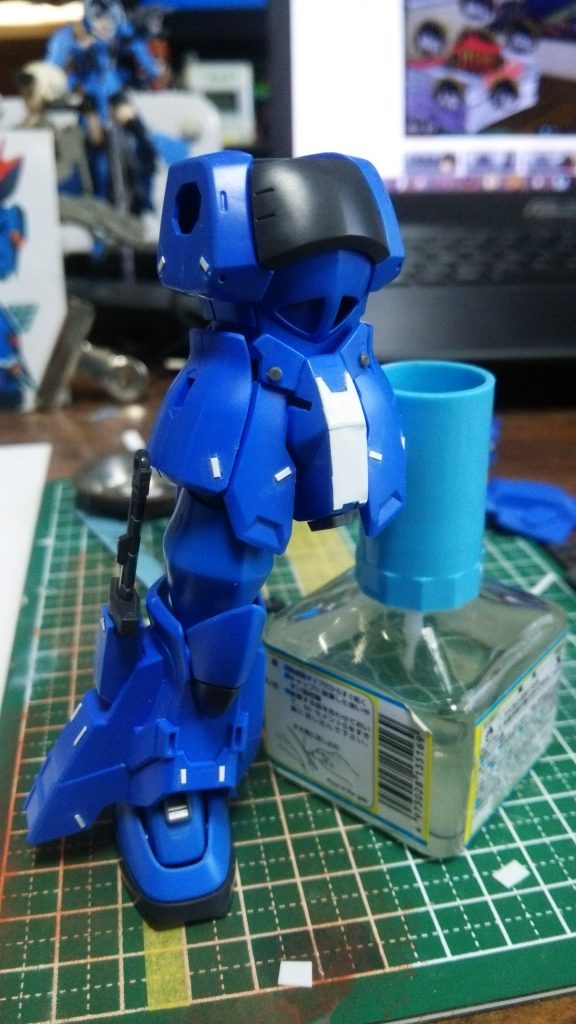 プラ板を細く切り情報量の少ないところに貼った様子です。
部分的に情報量が増えるので、全体のバランスを見ながら増やしていきました。