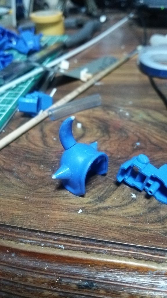 トゲの尖り方が足りなかったので、プラ板を貼って鋭くしました。
バンダイエッジ(多分)に負けるな。
