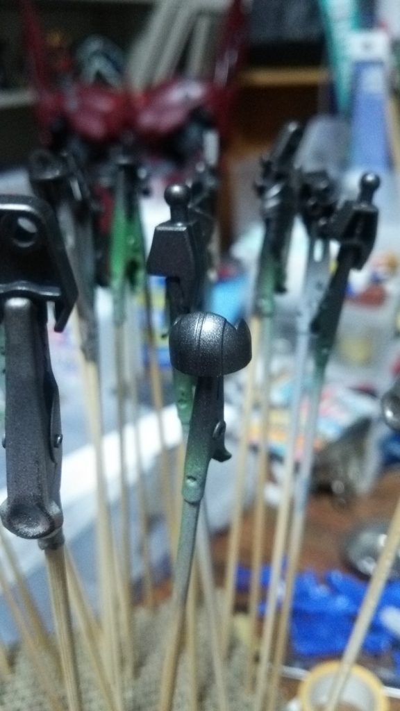 完成した本体では見えづらかったフレームの部分はMr.カラーの黒鉄色で塗装し、ツヤ消しの本体から見えたフレームが少し光りエロく見えるようにしてみました。