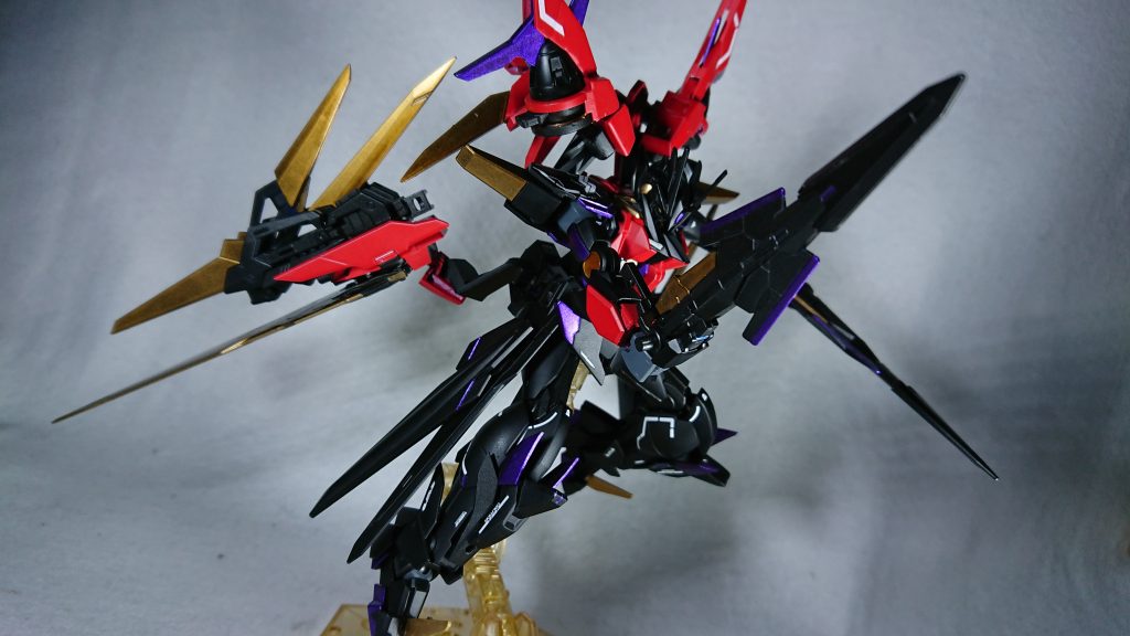 3つ目の武装
「GNソードⅡ・鉄紫刀」
こちらも常時GNドライヴの真下にマウントされている武装である。
サイドアーマーに柄を備えてあるので万が一に備え、両手双剣として使用可能。