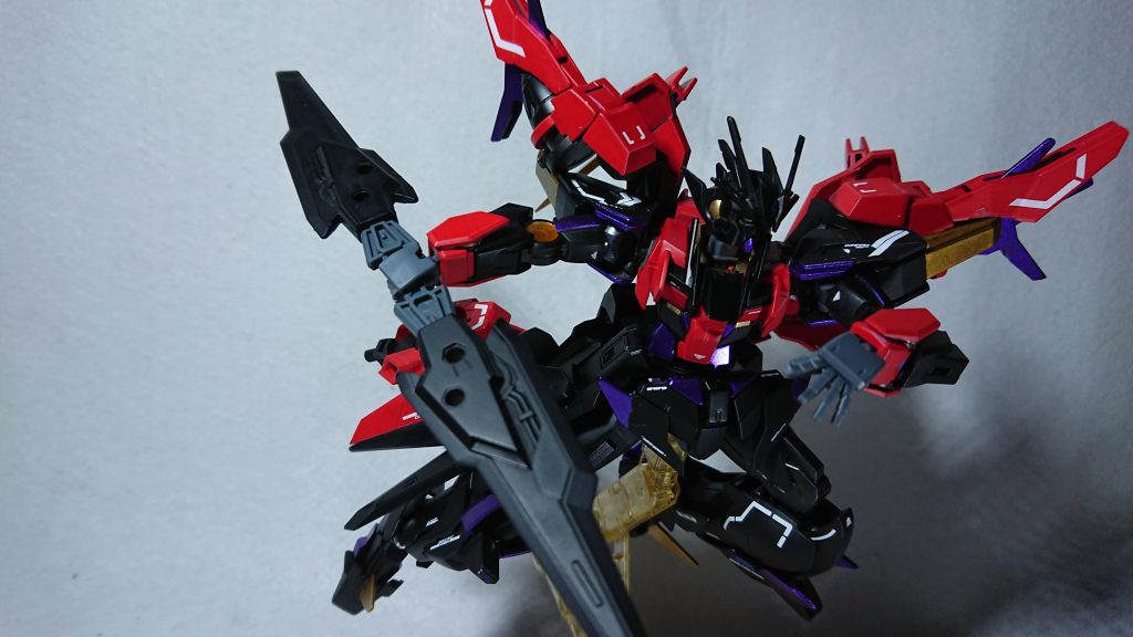 5つ目の武装
「GNバインダーソード・黒鉄刃」
支援機「黒鉄燕羽」の尾ひれについている武装を連結させたものである。
黒鉄燕羽については下記にて↓