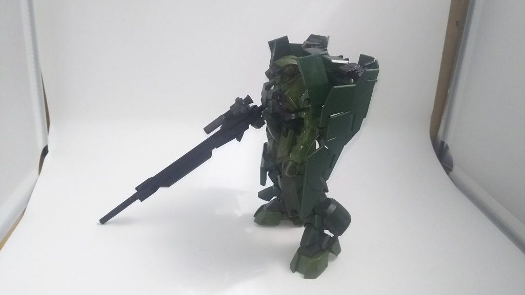 横から
ライフルはジンクスⅣのロングバレルライフルをベースに砲身とスコープを追加