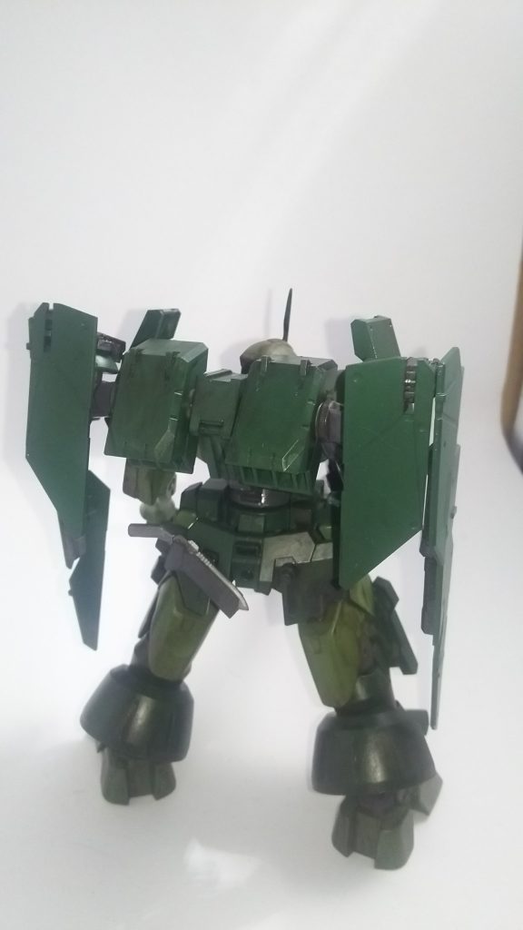 後ろから
背負い物はストライカージンクスのバックパックにデュナメスのGNフルシールドを接続