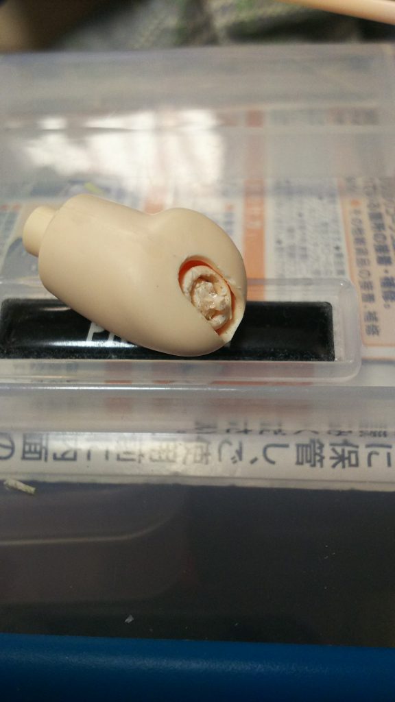 そして仕上げ前の悲劇
間接がきつかったのかねじ切れてしまいました
奮闘の末、手近にあった丸ねじで引っ張り出し、真鍮線で補強して復活です
(死ぬかと思ったヨ)