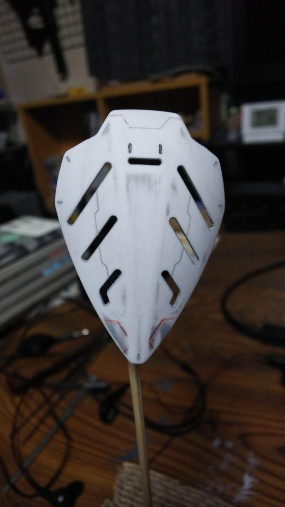 ファンネル・コンテナへの筋彫りの様子です。
シンメトリーになるよう調整するのに苦労しました。