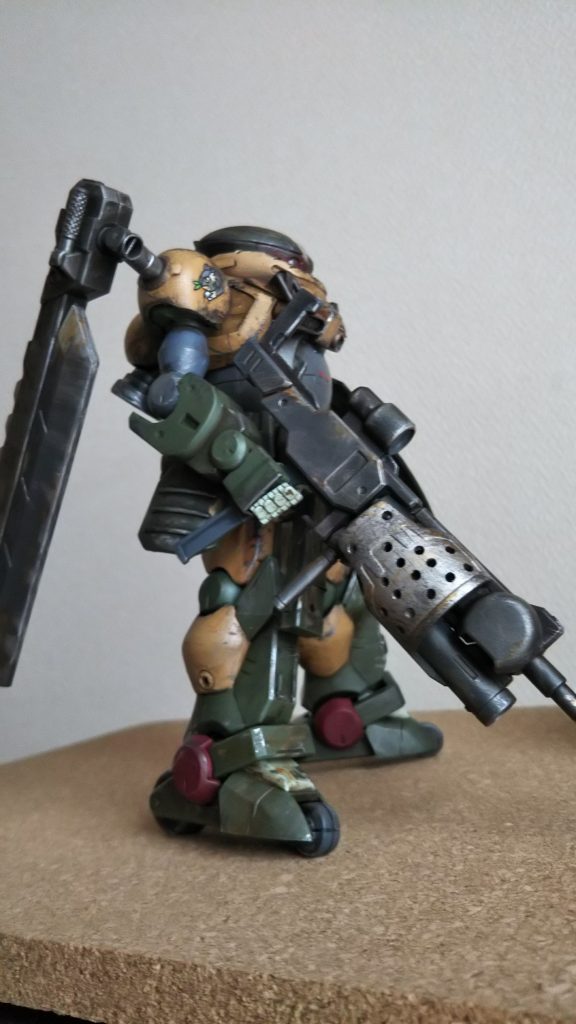 ライフルは余剰パーツ張り合わせ。ピンバイスでディテール