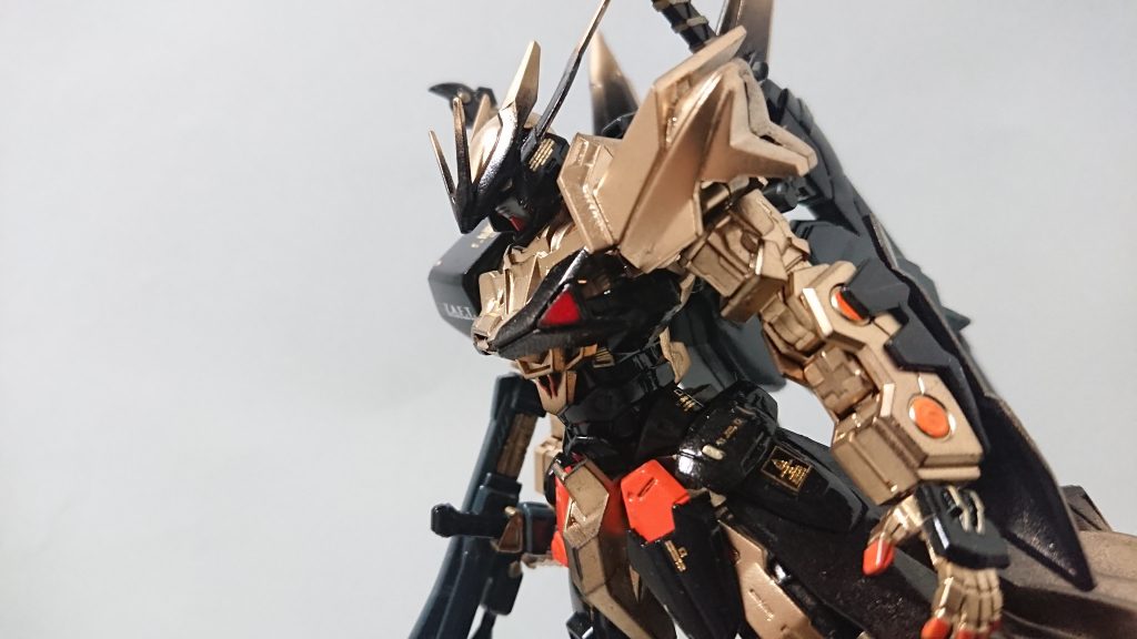 ご覧頂き、ありがとうございましたm(__)m
実はこの作品、エアブラシでの全塗装初作品です(*´ω`*)
『グラデーション塗装』を取り入れてみました♪
カラーリングについては、お台場のガンダムベースの『西川貴教』さんのネオジオングの『黒×金』に差し色としてやっぱり『オレンジ』かなと!!!
胸の『赤』は『vestige -ヴェスティージ-』のジャケットで、赤い薔薇を胸ポケットに入れているのをイメージしています。
と、今回は『T.M.Revolution』『西川貴教』さんへの愛で出来た作品です(*´ω`*)