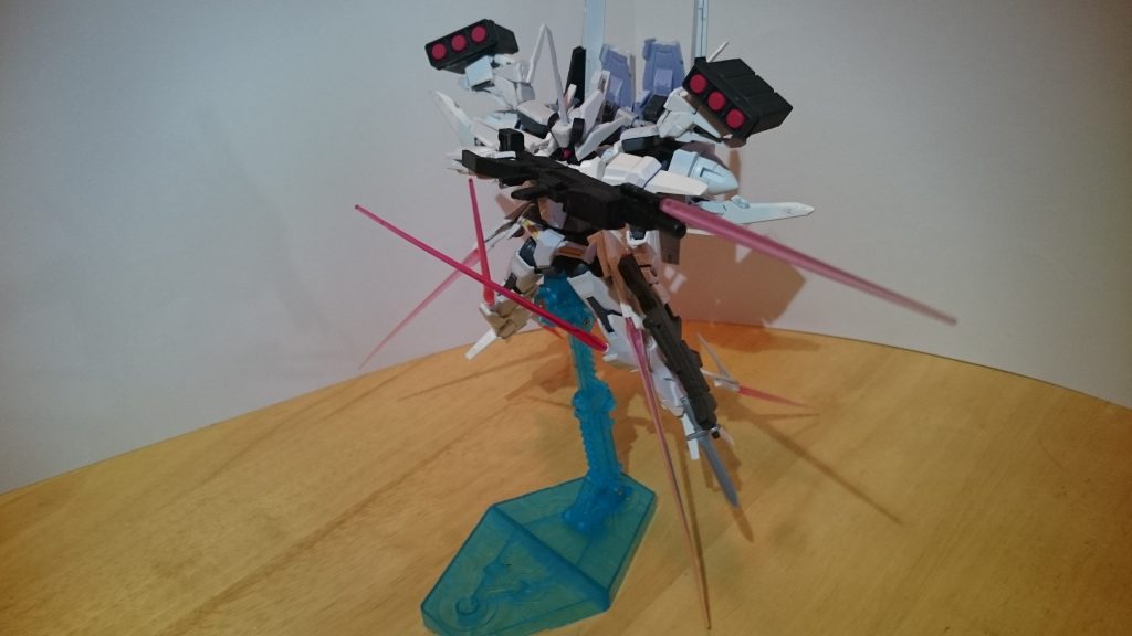 死んでも防衛するために
たとえ弾無くなったり武装や腕などが破壊されても戦えるように足に実体剣とビームサーベルそして膝アーマー、腰アーマーにもビームサーベルを装備
ダブルオーがベースなのでGNダガーも装備。
計8本のビームサーベルを装備