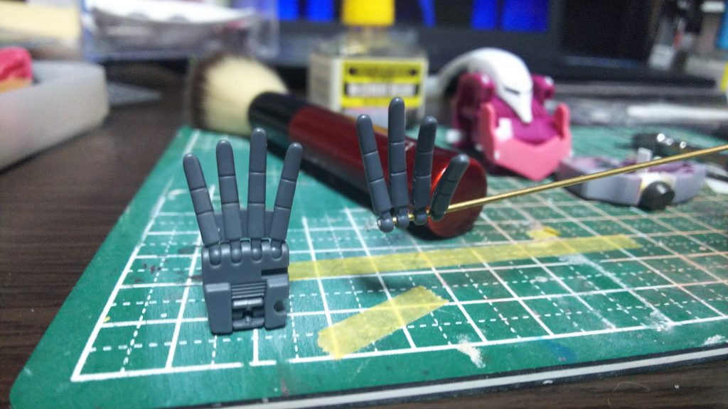 指を分割して動くようにしました。セクスィー…
真鍮線を通すことで指が手からポロリしないようにしました。