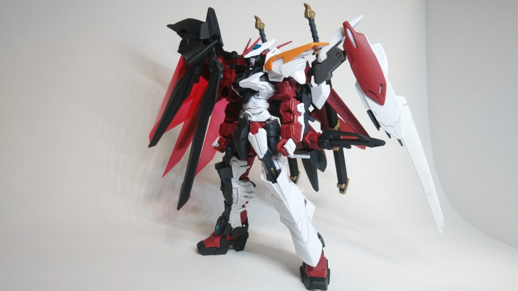 本体はそこまで弄ってません。ただ素のアストレイの方が腕が動くんで変えました。
あとはマントと対になるようにバエルのスラスターウイングを。一応左右に装備できますが右側はマントが邪魔な上に非対称の方がノーネイムっぽいのでオミット。