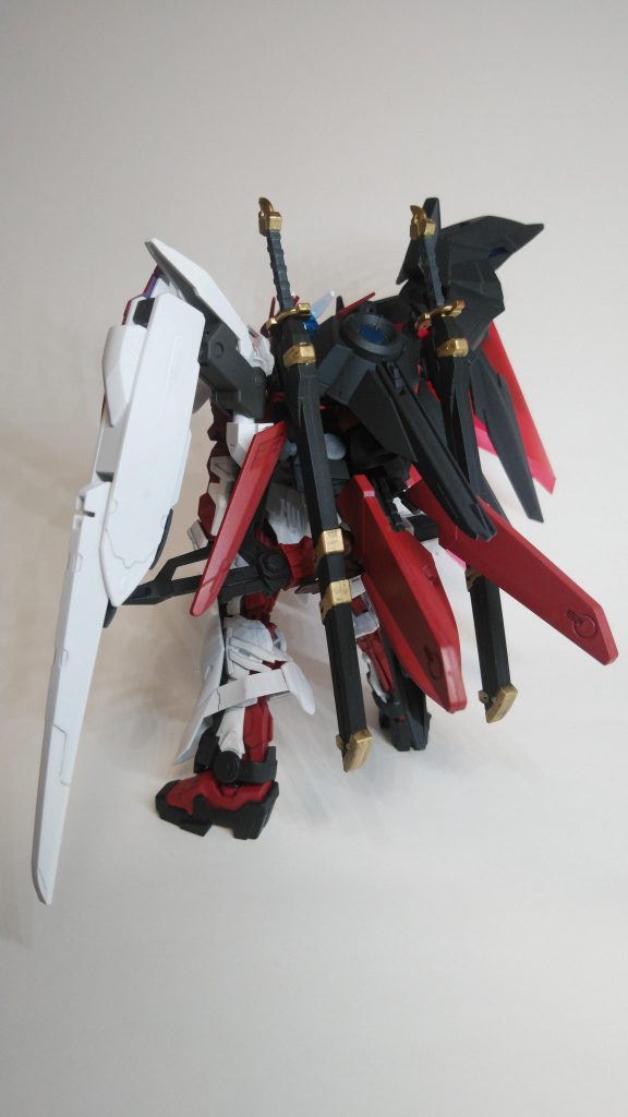 背面。バックパックが一番頑張ったとこですかね。最初は二刀流にしたい!ってことしか頭になかったのですが気が付いたらめっちゃ盛ってた。バッテリーを移植したことで後述のビーム兵器の運用が可能となっている。そして自立が困難に・・・