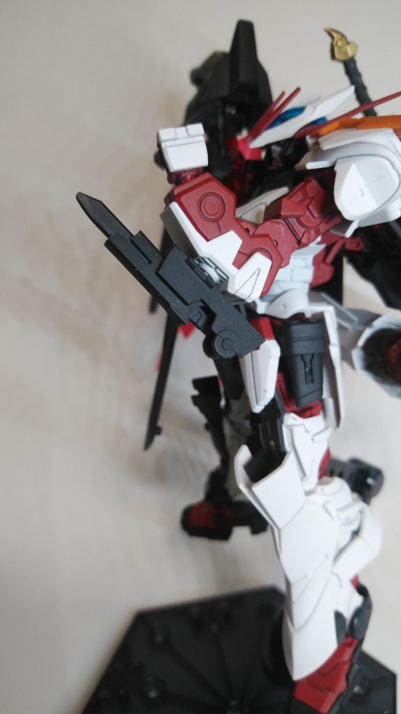 装備2 アーマーシュナイダー:両腕に仕込んだ隠し装備。手に持つこともできるが零距離でのバンカー、もしくは中距離から射出して不意を突くのが主な役割。つま先をブルーセカンドのものに変えたのでそちらにもある。