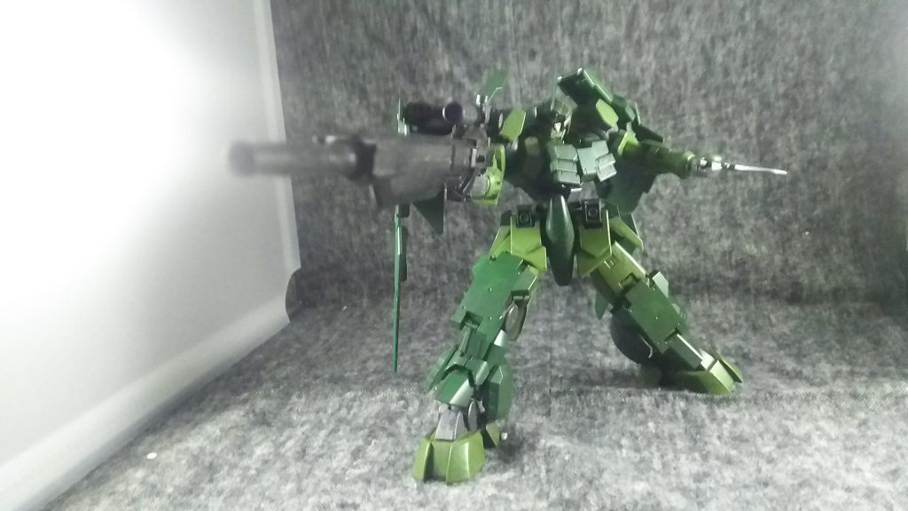 ライフルは重いですが前腕にライフルのストック部分を接続できるので片手撃ちの状態もできます