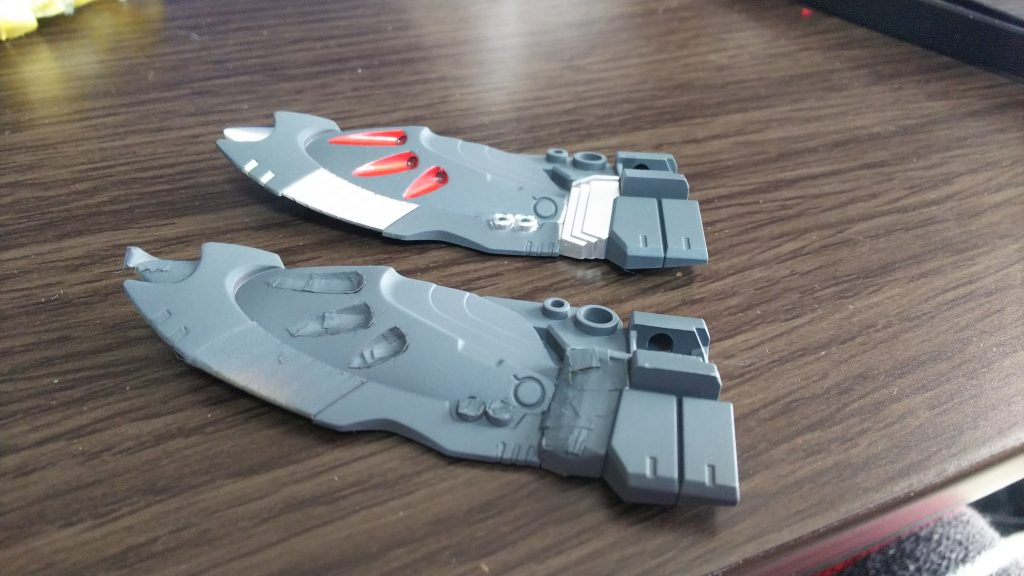 バインダーの内側の色分けです。
小さい部分や曲線へのマスキングはマスキングゾルを使うことで対応しました。