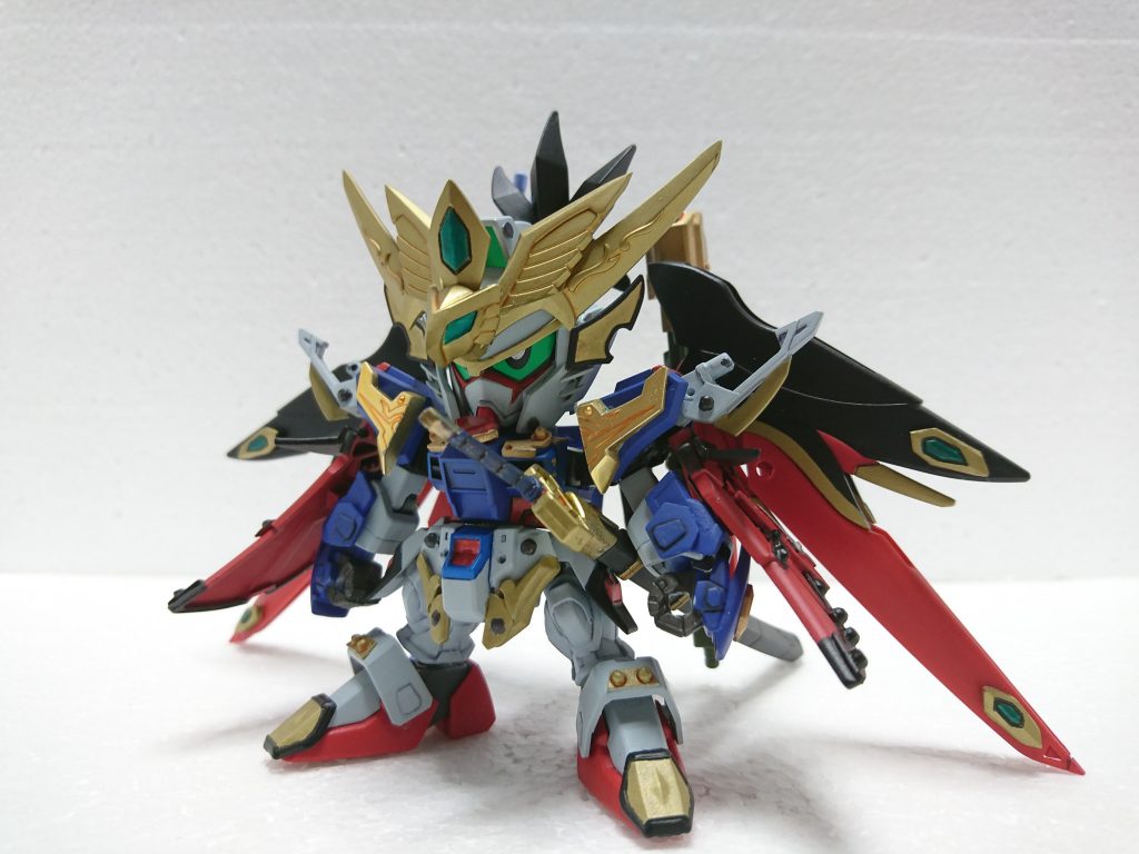 主人公タイプとして制作しました。素体にSDEXのデスティニーとストライク劉備、それにHGデスティニーとジャンクの武者パーツでミキシングしています。