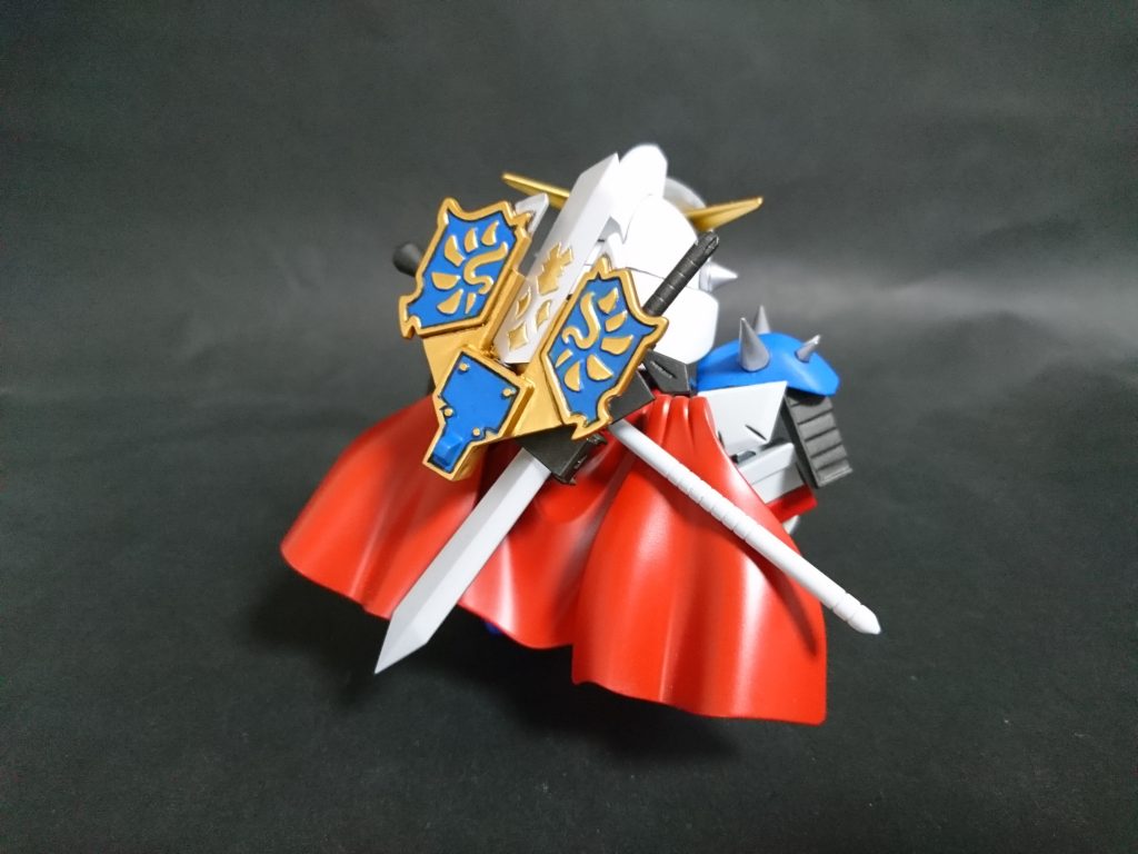 各種装備は背面に背負うことも可能。