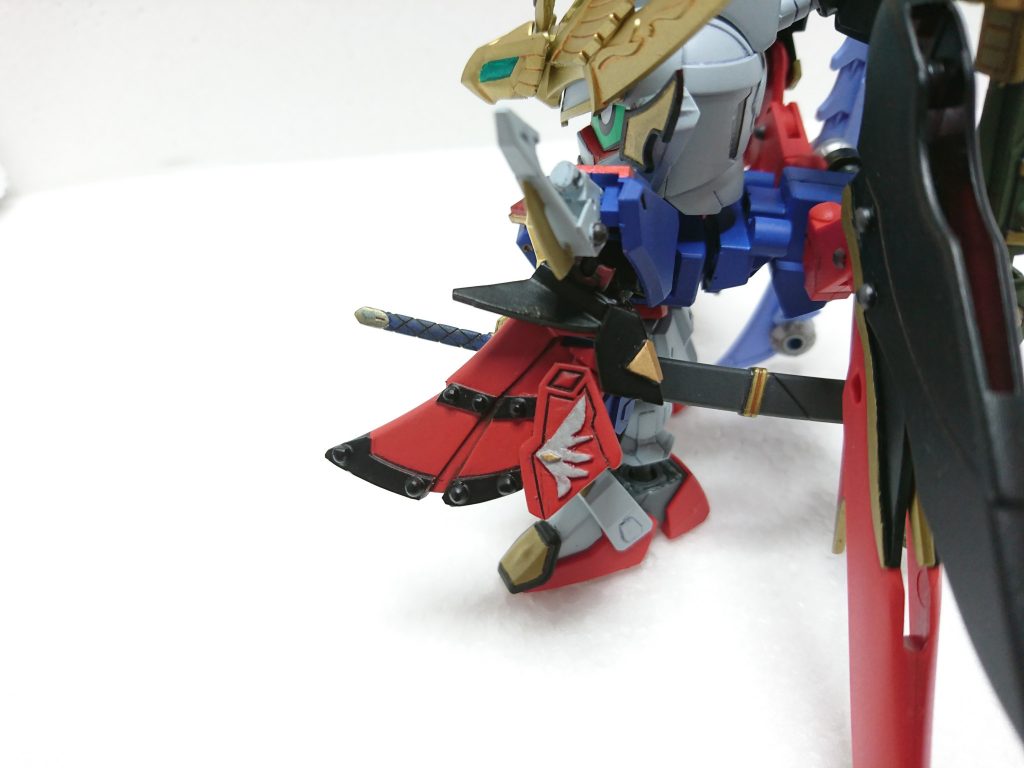 盾にもなる肩マントはザフトレッドのイメージで作りました