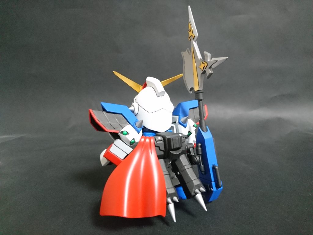 追加で作ったパーツを使用することで、ハルバードを背面に取り付け可能になりました。