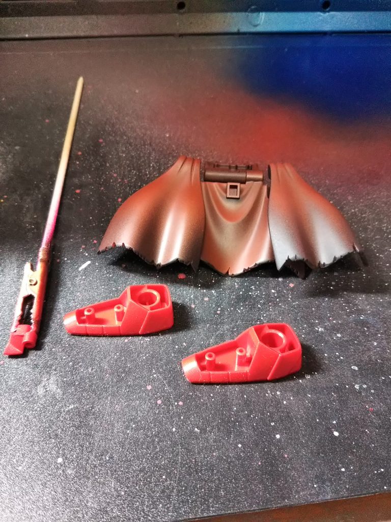 赤部分は黒サフ→オキサイドレッドサフ
マント以外はさらにホワイトパールを重ねています。
以上です、ありがとうございました!