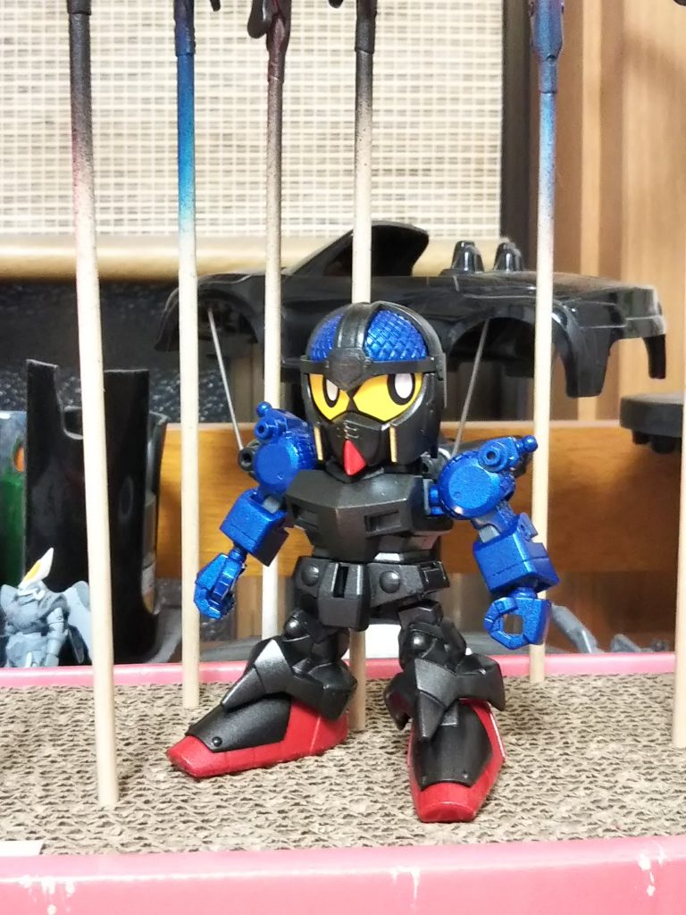 軽装状態。
カラーは缶スプレーのみ使用しました(細部は塗料皿にスプレー吹いたやつを筆塗り)。
黒は3色使い分け
黒サフ→ホワイトパール
黒鉄色
メッキパーツの上はスモーク
あとメタリックブルーと8番シルバー