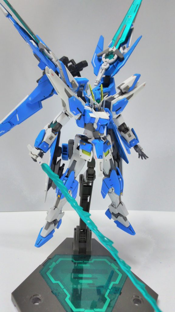 GNフォトンサーベル
出力次第で刀身の長さが変えられ、ライザーソードのようにして斬りつけることも可能。実質エクシードの最強装備。
肩上部の追加装甲にグリップがマウントされている。