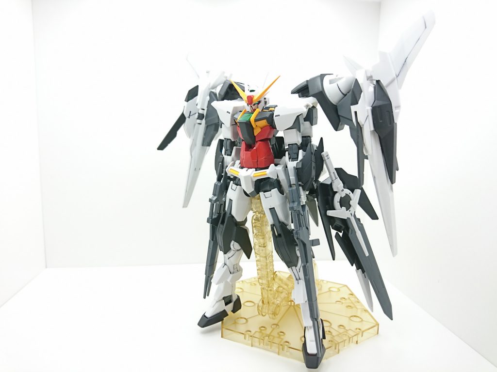 ダブルオーライザー
バインダーはダブルオーの太陽炉に接続し、本体は腰に装備しています。
重心を落とすことで常にラッシュポジションを取るとこができます。