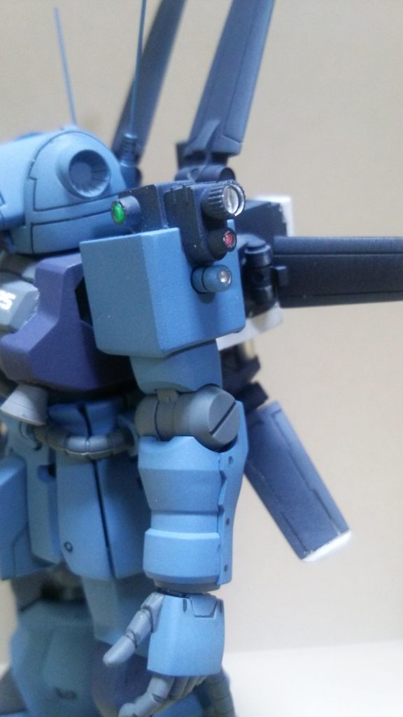 ザクフリッパーの肩の中をくりぬいて、ザクⅡの肩に被せました。
ザクⅡF2の肩の接続軸はセンサーの一部として残しています。