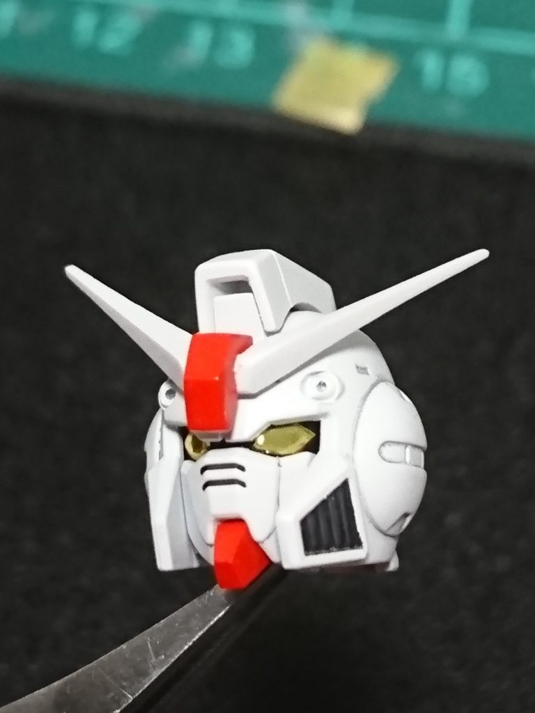 カメラアイに貼ってます。ブラックライト無しでもメタリック感あるようにしてます