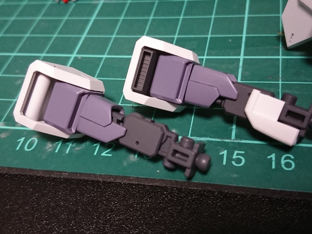 肩にはコトブキヤのダクトノズルを付けました。はめ込み軸の所に接着 
サイズもちょうどで可動範囲も影響無しです（制作ブログで見かけたやり方を参考にしました）