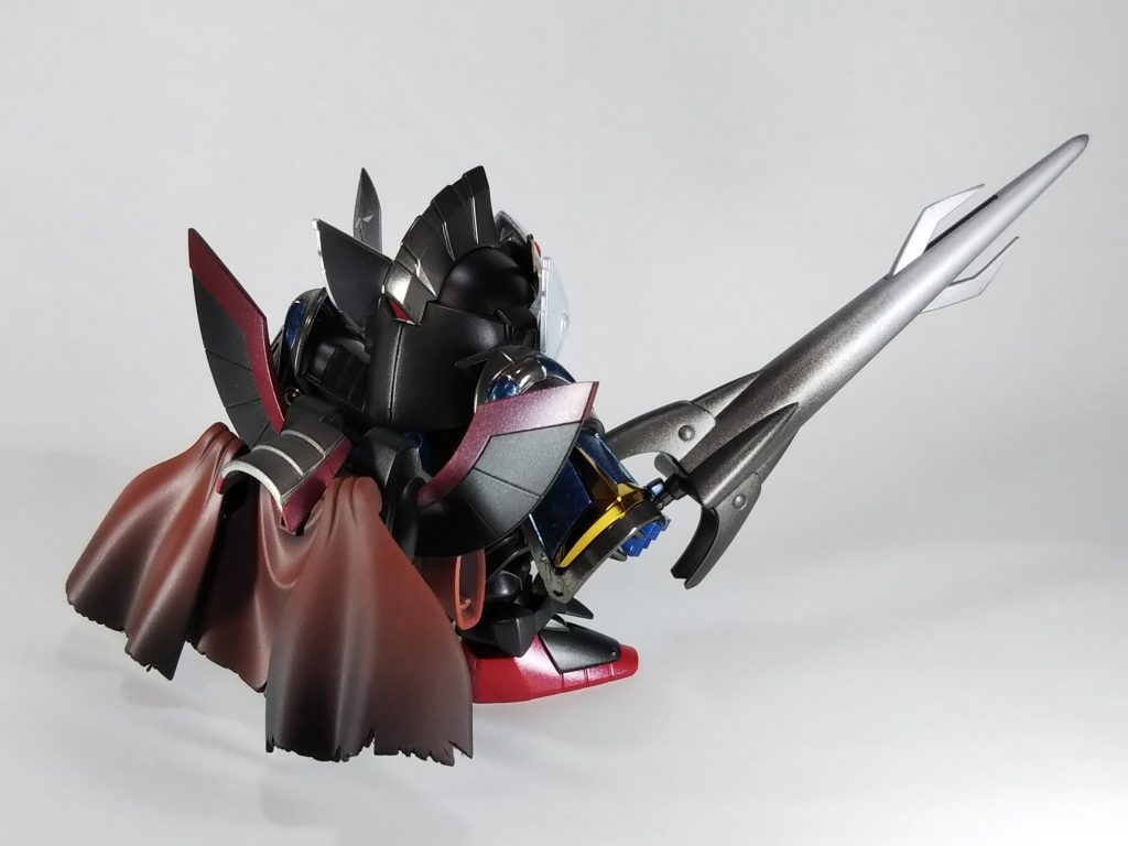 マントは縁を薄く削りつつボロっちく傷つけましたw ウィングや武器等の目立つ部分はエッジを立てています。