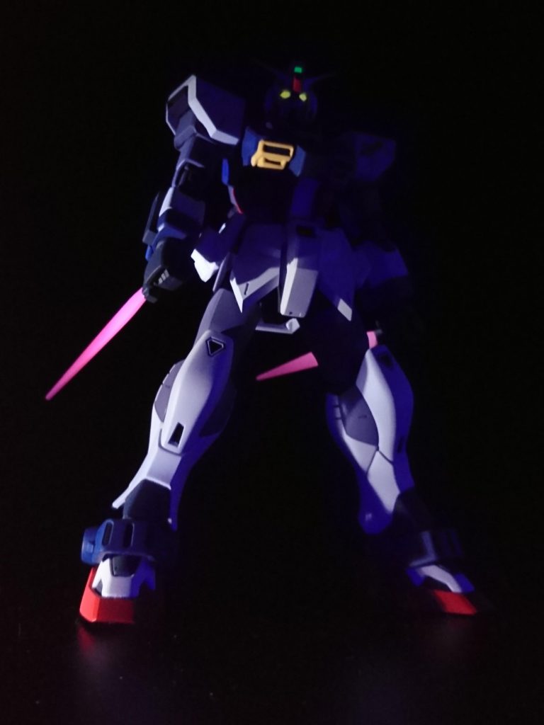 今回も一部蛍光塗料を使っているので光ります