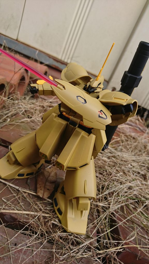 シールド 先からビームサーベルを出し自衛に使います