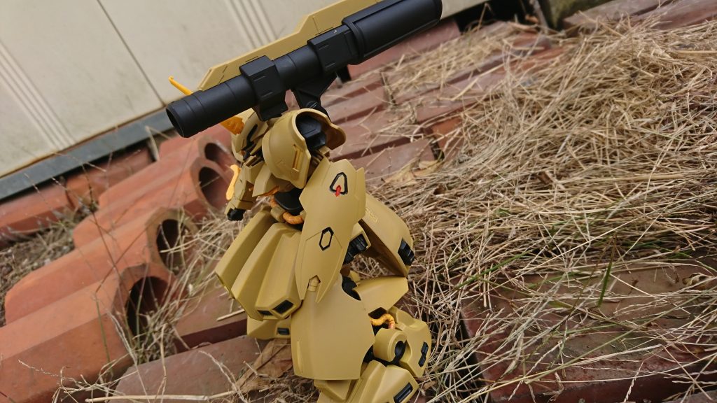 横から
砲撃する時は中腰になります