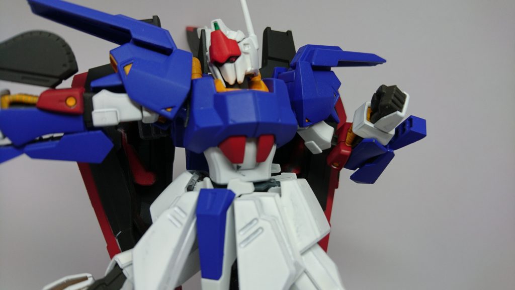 基本的には見えないが、百式同様、デュアルセンサーが内蔵されている