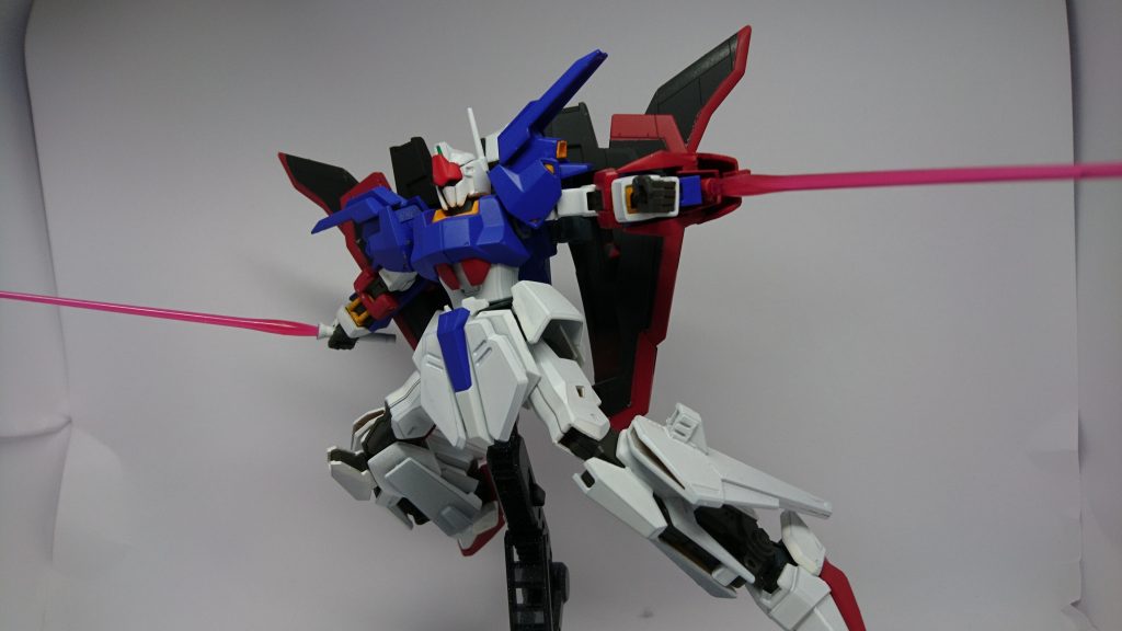 アームガードは着脱式。ハイメガランチャーを使用する際はパージする