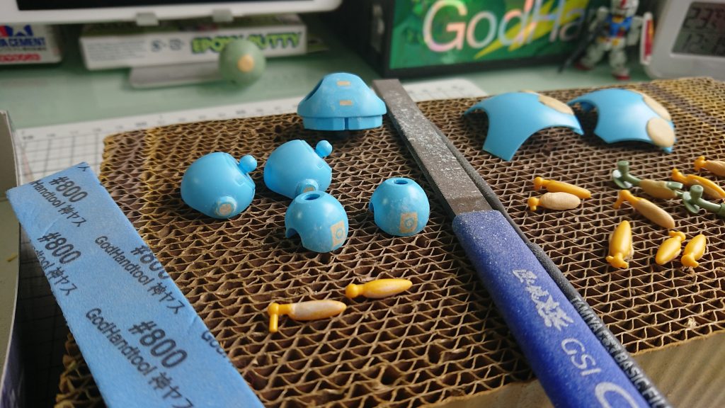 と、思ったけど、そういえば肉抜き埋めはやりました。
あと、バーニアやアポジモーター等の兵器感が出る部位も取り除いてます。