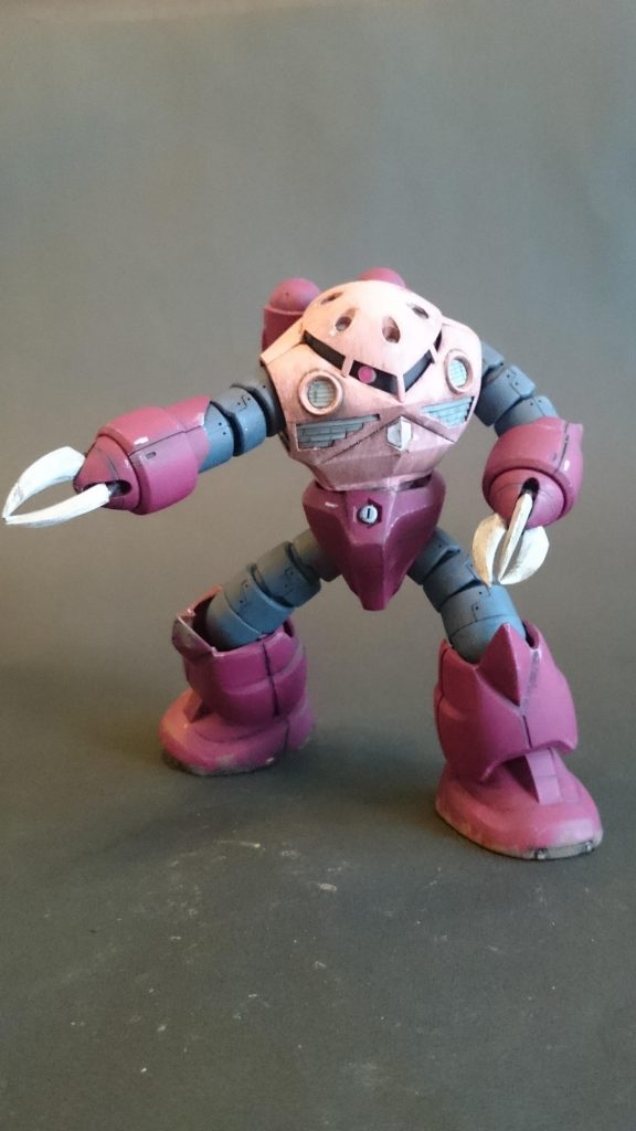 爪のシャープ化、モノアイレールの縦のピンクのガードを薄肉に。モノアイは、モノアイ側にネオジム埋め込み。本体側にフェライトマグネットの薄くて曲がるものを黒のモノアイシールド部品の裏から貼ってます。磁力が弱いのでもう少し肉厚薄くした方が良かった。まあ、簡単に落ちない程度に貼り付いてます。