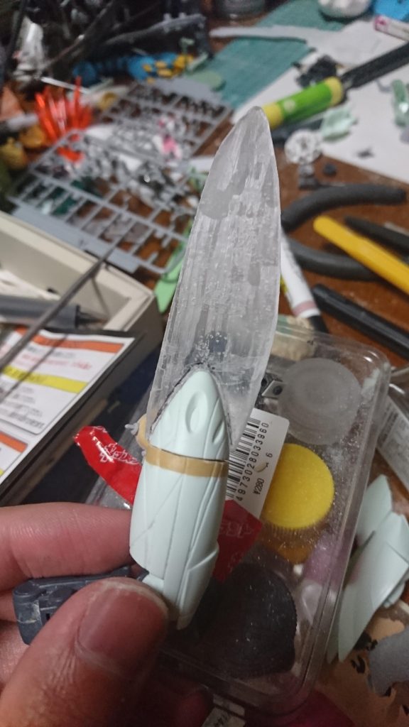 シャイニングフィンガーソードは、プラ板5枚を張り付けて、しっかり硬貨してから加工。