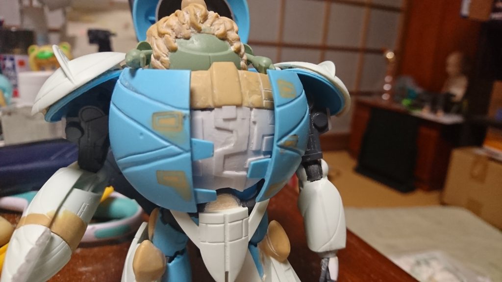 カプルのお腹…の、見えないところ。
“未知のメカニズム”をイメージしてプラ板を無造作に張り付けてます。