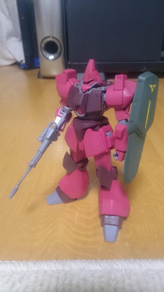 つや消しクリアー吹いて、スミ入れして、モノアイ塗っただけです。