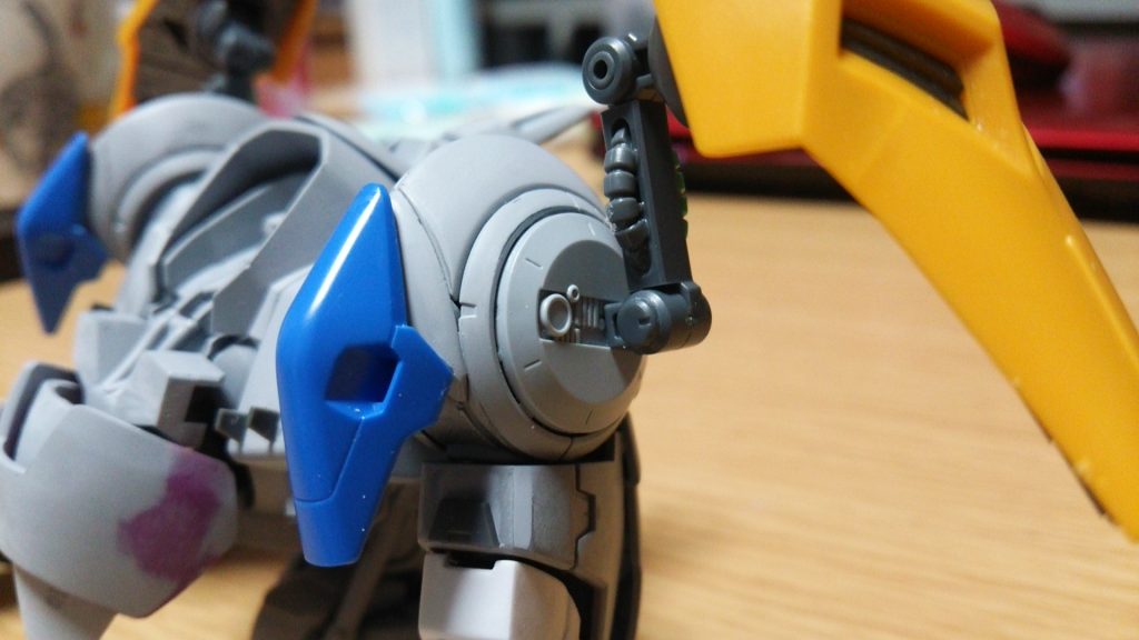 肩にはビルドアップパーツとフレームアームズのバインダーパーツなどでファンネルを接続可能に。