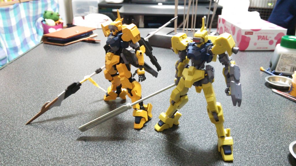 素の雷電号と比較。黄色はシタデルカラーで筆塗りしてます。銃身や本体フレームにはMr.メタルカラーを使用しています(この塗料、楽しいですね)
この後、MSGの装甲パーツの追加、ダメージ加工をして、トップコートして完成させました。
ダメージ加工をしていて気づきましたが、ダメージの深さによって黄色→灰色(サフ)→小豆色(キットの色)と出てくる色が変わるのでダメージ表現として面白いかと思います。
ケチって通常の獅電を使って良かった♪(なんて)