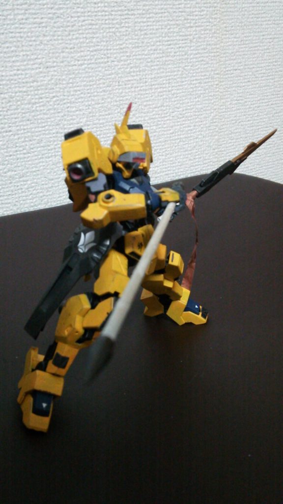 テイルブレードランスは中程で分割して運用することも可能です。
石突きにはダインスレイブの先端を装着しているという設定です。ダインスレイブは憎い武器ですが、やはり強みも多いため、ライドも嫌々ながらも使っているのでしょう。
状況に応じて長尺・分割を使い分けます。