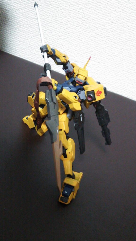 主武装はテイルブレードランス。
バルバドスルプスレクスで使用していたテイルブレードを回収・使用しています。
阿頼耶識1つのライド+獅電ベースの機体では三日月のようなワイヤーを通じての自由なコントロールは不可能だと考えました。とは言え、
・それを差し引いても硬度・貫通力においては優秀な武器であることには変わらない
・三日月の形見である
ことから、獅電の主武装であるパルチザンと同様のリーチをもった武器として運用しています。
流星号の目玉はどこかに入れたいと考えていたので、ランスに入れています。こうすることでカッサパファクトリー(ヤマギや雪之丞)との繋がりがあったのか!?という想像が広がるかなと。