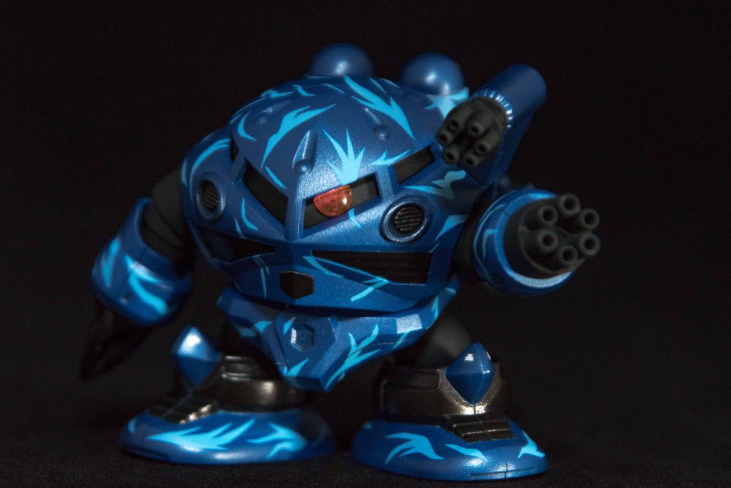 左右のクローは差し替え可能で、ガトリングを追加しました。
左肩にもガトリング追加しました。