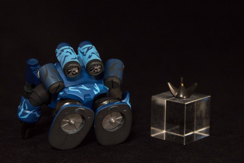 足裏に穴を開けてスクリュー追加しました。
バックパックには自作スクリューを追加しました。
両サイドの肩裏にはランチャー追加しました。
クロー(開きタイプ)も組み替え可能です。
クローは迷彩仕様なのであえて塗り訳をせず闇に溶け込むような色合いにしました。