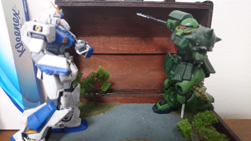 アレックスは腕と腰アーマー等をジムカスタムから流用ザク改はももをパテで盛りました