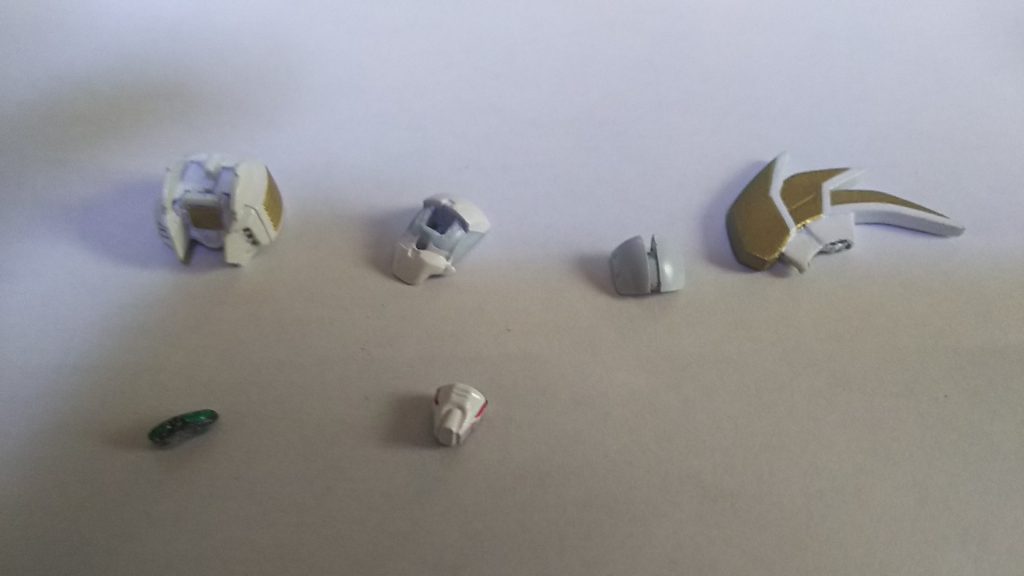 まず顔はこんな感じに分割されてます。
改造部だけ羅列しておきます。
マスク部:
旧キットの顔パーツから切り取ったもの
トサカ:
旧キットのトサカパーツの土台部分を切り取り、RGトールギスの土台部分を成型して接着したもの
頭部中央パーツ:
ひさし部を延長、加工。