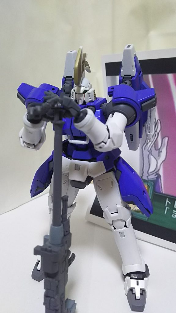 正面。
基本的に塗装はRGの成型色による色分け準拠です。
白色部・グレー部は説明書のカラーレシピ通り。上からホワイトパールを吹いて光沢仕上げ。
青色部は成型色の濃淡に合わせてコバルトブルー・コバルトブルー+グレーの二色。
その上からサファイアブルーを吹いて光沢仕上げ。
フレーム等グレー部はニュートラルグレー。ここだけつや消し仕上げ。
黄色部はブルーゴールドです。